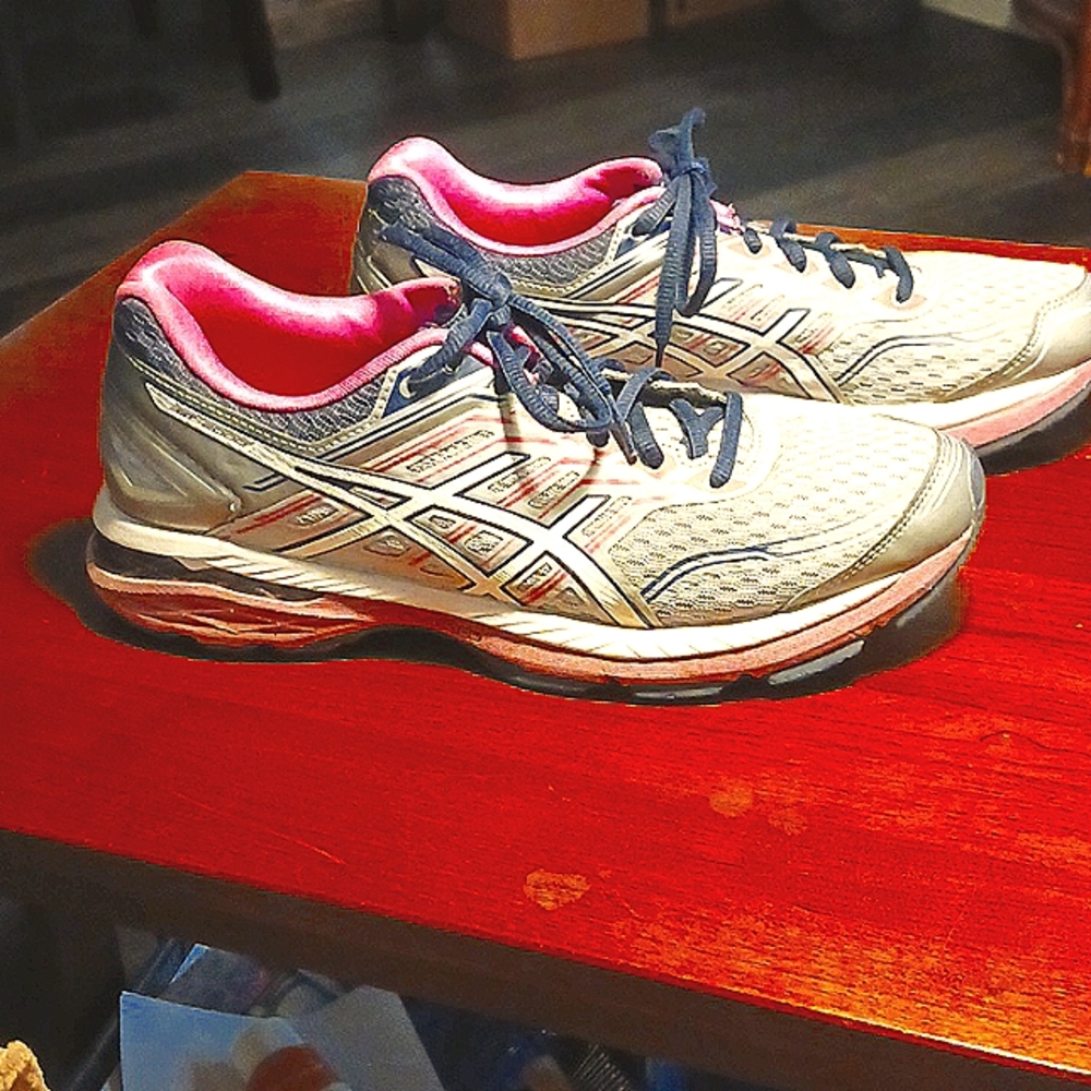 ASICS women's GT2000 running shoes 9-1/2 - preowned condition